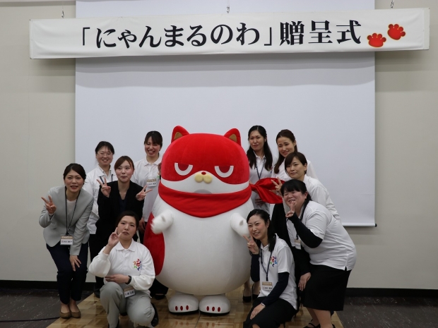 贈呈式終了後、栃木県　輝きスタッフとにゃんまるにて