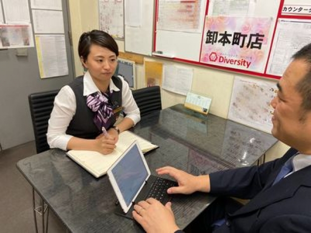 女性社員との面談の様子♪