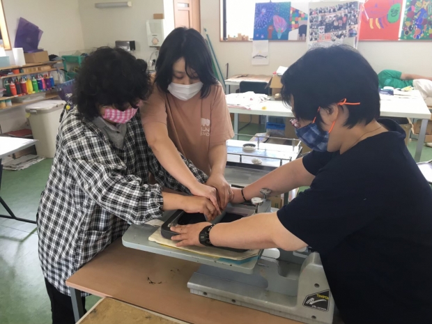 授産製品を製作している様子①