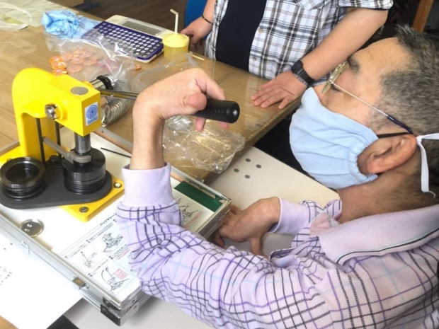 授産製品を製作している様子②