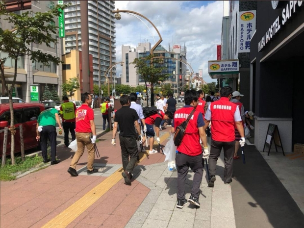 ごみ拾い中の風景